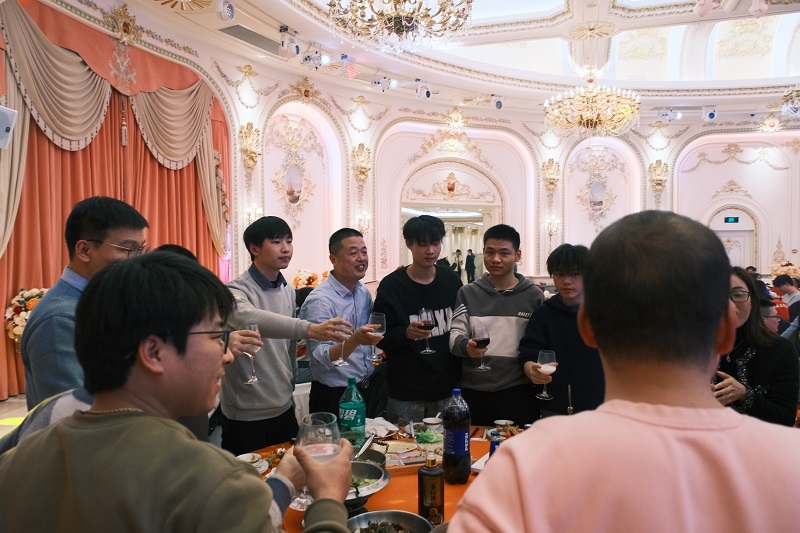 安嘉2025年年會敬酒-3 安嘉2025年年會敬酒-3