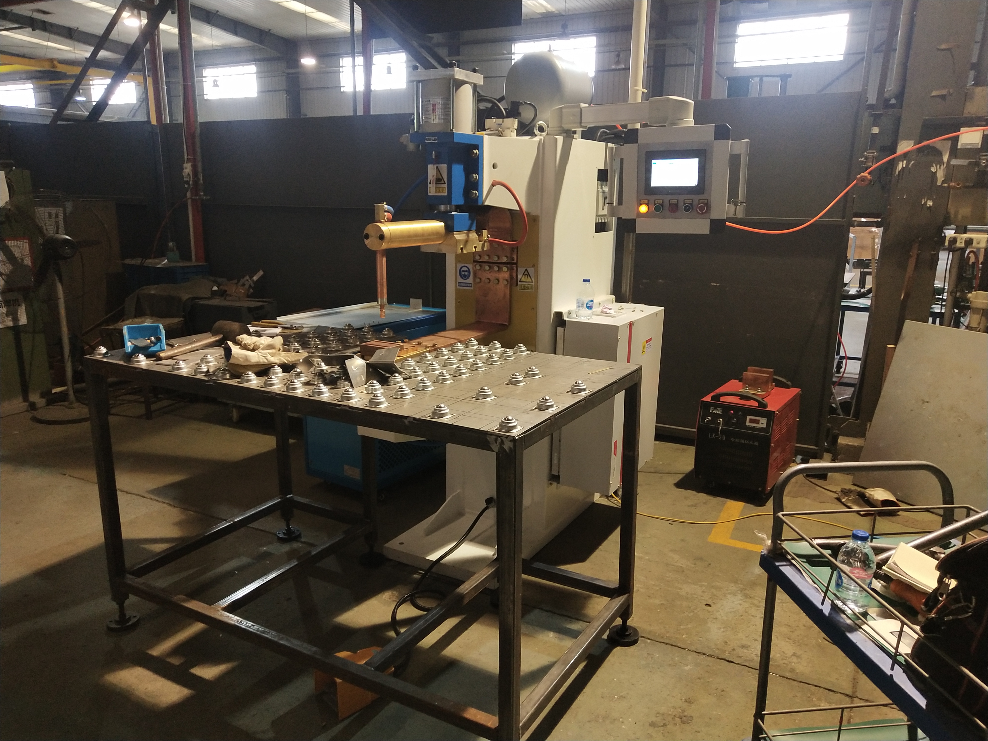 CD鋁柜門加長臂點焊機定制項目介紹 CD鋁柜門加長臂點焊機定制項目介紹