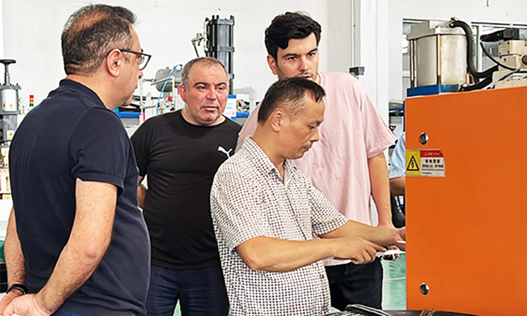 客戶正在觀察工程師測(cè)試點(diǎn)焊樣品