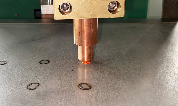 在點(diǎn)焊過(guò)程中，電極被壓在工件上